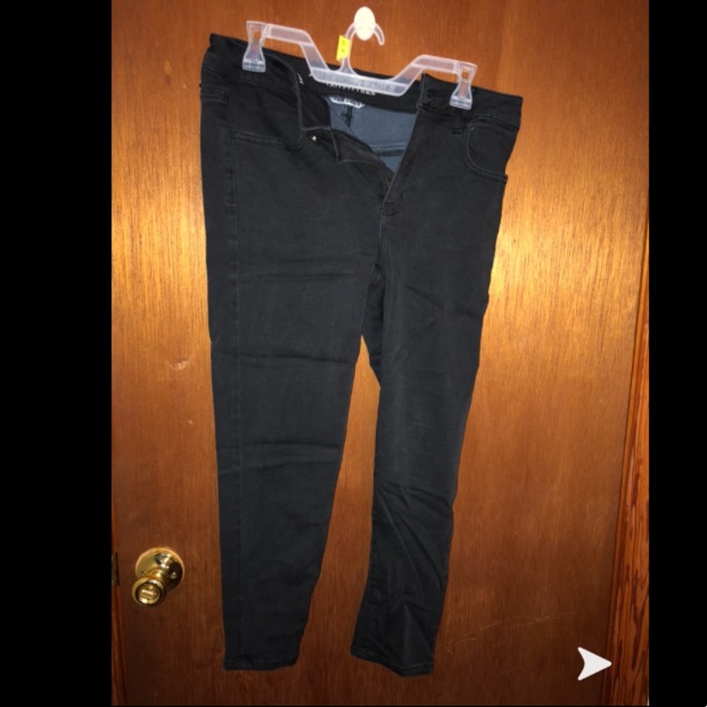 SIZE 8 AMERICAN EAGLE CROP JEGGING